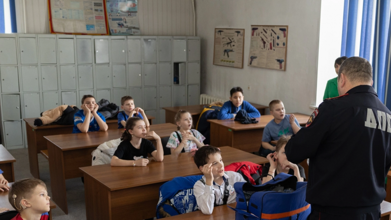 В Минусинске сотрудники ГИБДД рассказали школьникам о своей профессии